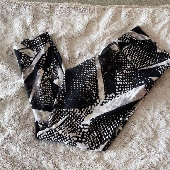 lululemon athletica Pants - Lululemon Cropped Wunder Under Black and White Patterned Leggings